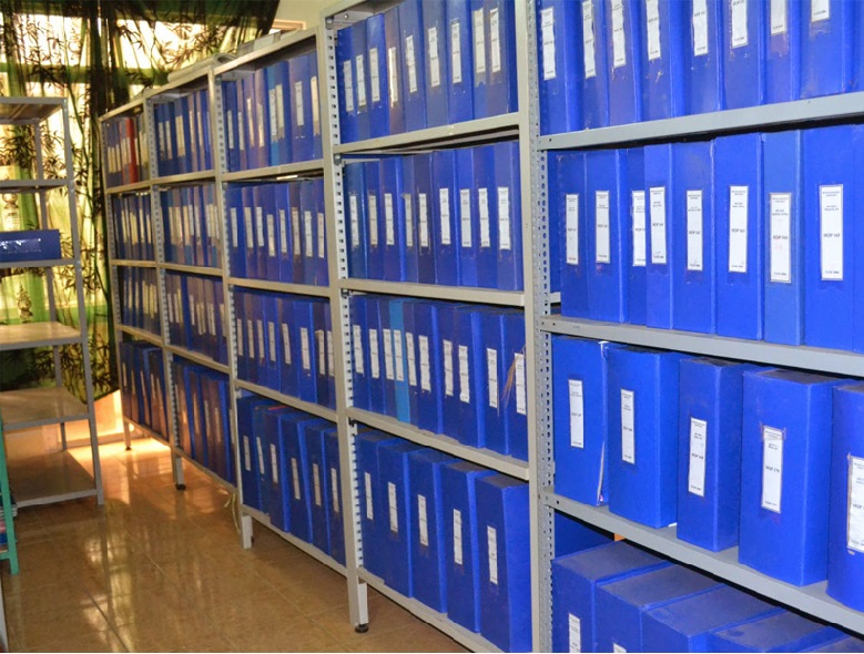 Kệ để tài liệu trong văn phòng không chỉ giúp lưu trữ giấy tờ ngăn nắp mà còn mang lại nhiều lợi ích vượt trội