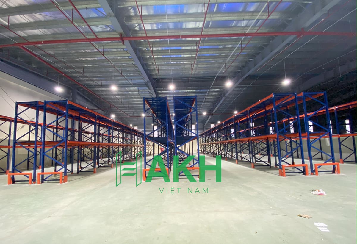 Kệ chứa hàng nhiều màu xanh, cam, ghi, đen phổ biến trong kho